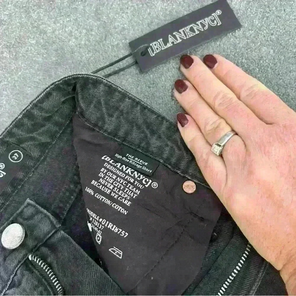 NWT Blanknyc The Reeve Distressed High Rise Ribcage Short Black Women's Size 27 - Picture 8 of 12